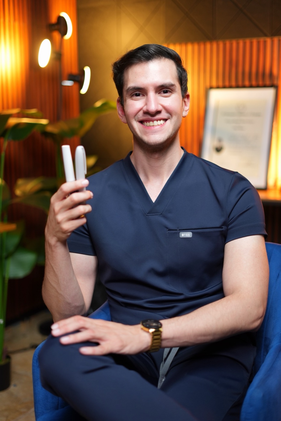 Dr. Mike sosteniendo pluma de tratamiento